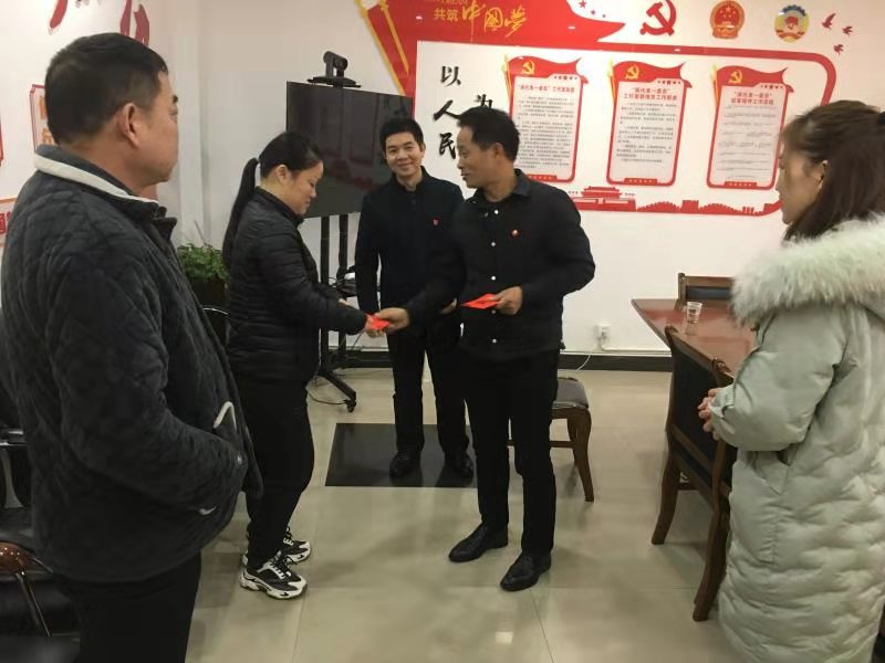 公司黨支部慰問困難群眾及困境兒童