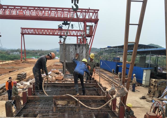 熱烈祝賀益婁高速第十五合同段首件箱梁順利完成澆筑