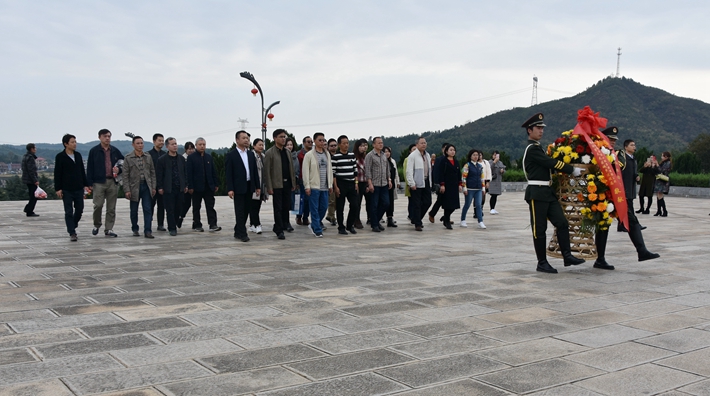 緬懷先烈      致敬英雄